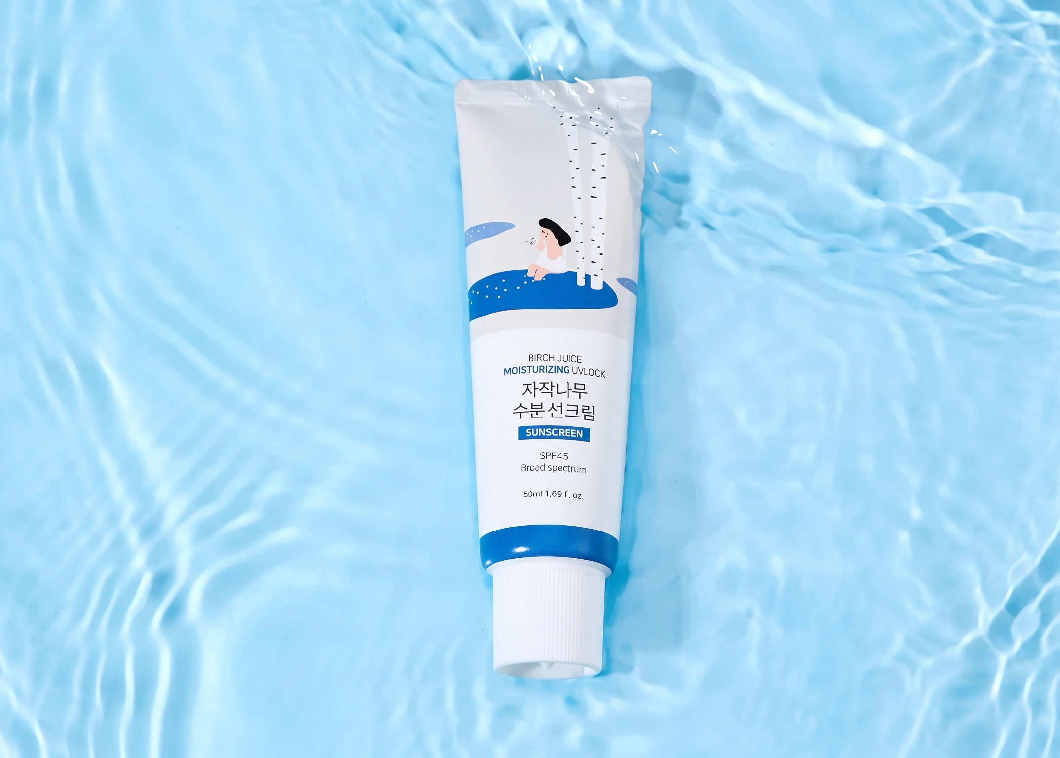 Солнцезащитный крем Round Lab Birch Juice SPF 50+ PA++++, обогащенный березовым соком и гиалуроновой кислотой, идеальный для интенсивного увлажнения обезвоженной кожи без белых следов. 